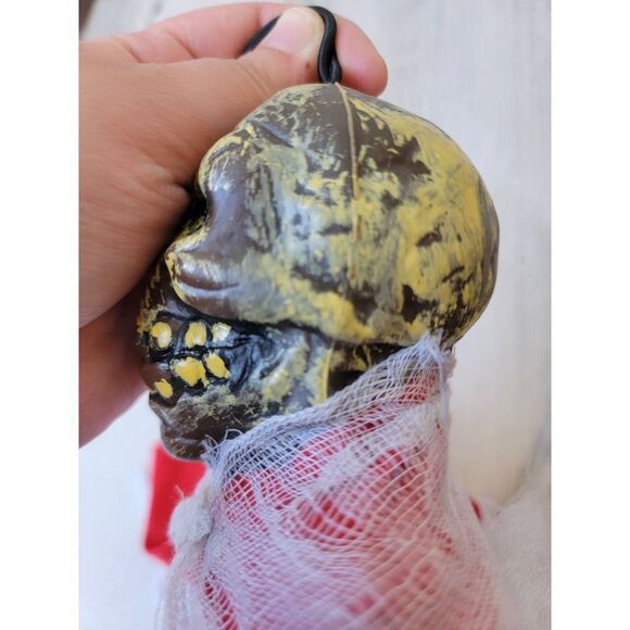 Halloween hanging zombie skeleton dead head mini prop red cape decor - Picture 5 of 8